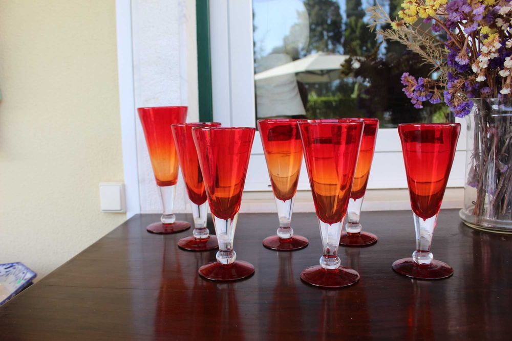 A lembrar o Natal! Copos encarnados  2 diferentes modelos .  Cada 4€