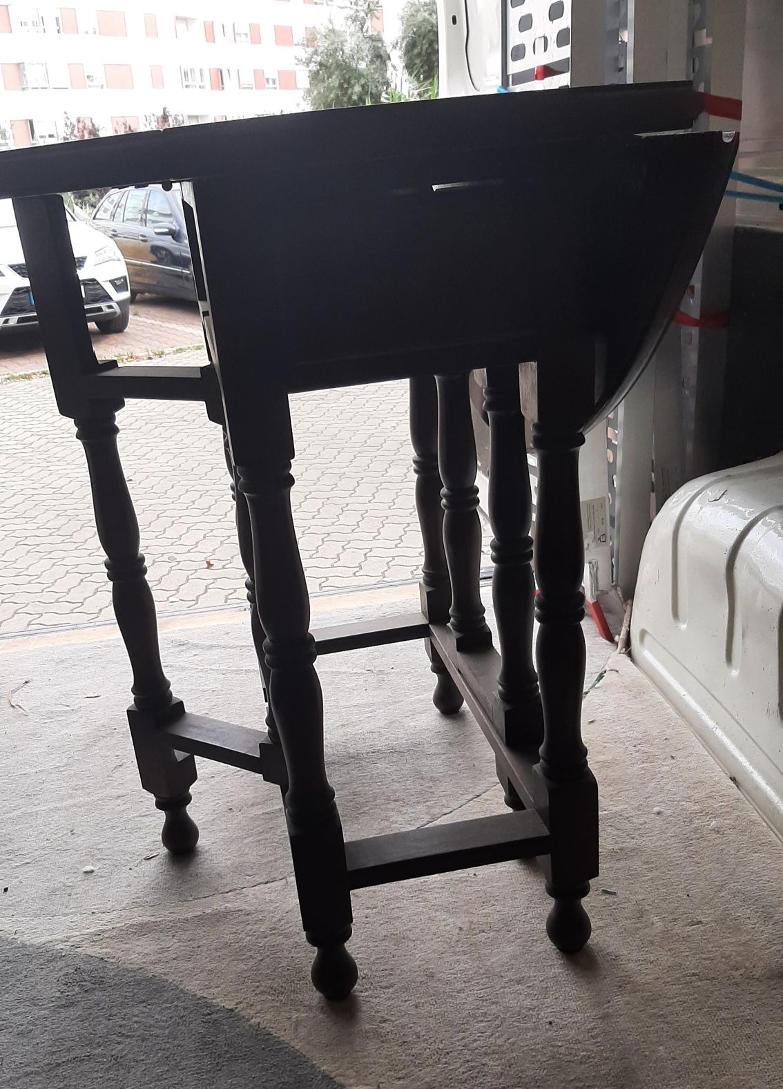 Mesa redonda rebativel antiga 
2 gavetas
Com 3 possições
90cm de diame