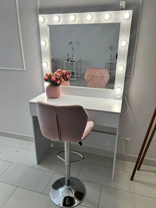 Туалетний столик трюмо з дзеркалом і підсвічуванням.