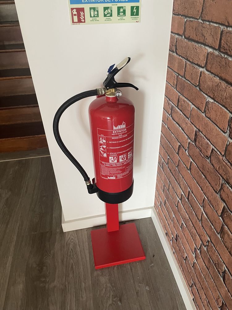 Extintor de incendio pó químico ABC 6kg com suporte