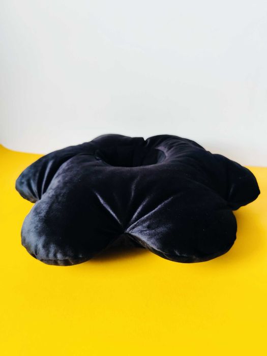 Poduszka do piercingu donut do spania przekłuwania uszu KWIATEK czarny