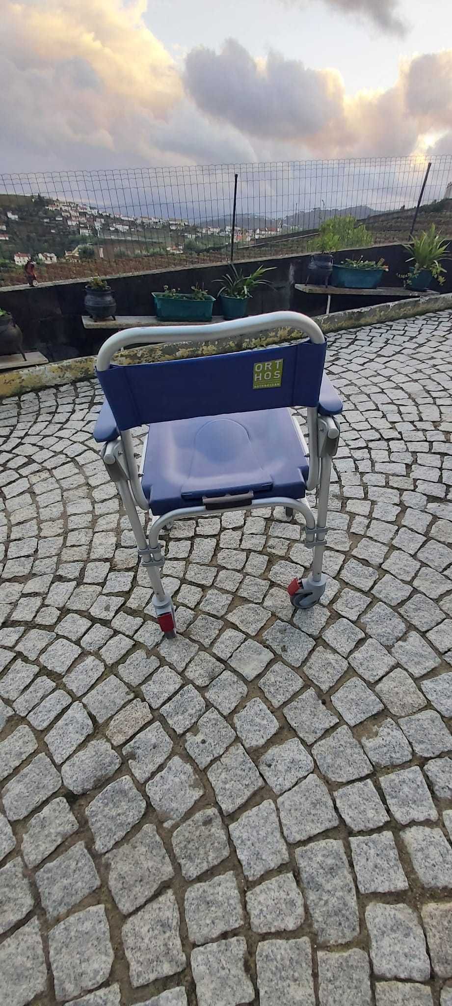 cadeira de banho e sanitária com rodas