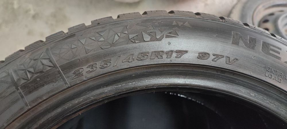 Продам резину 235/45/17