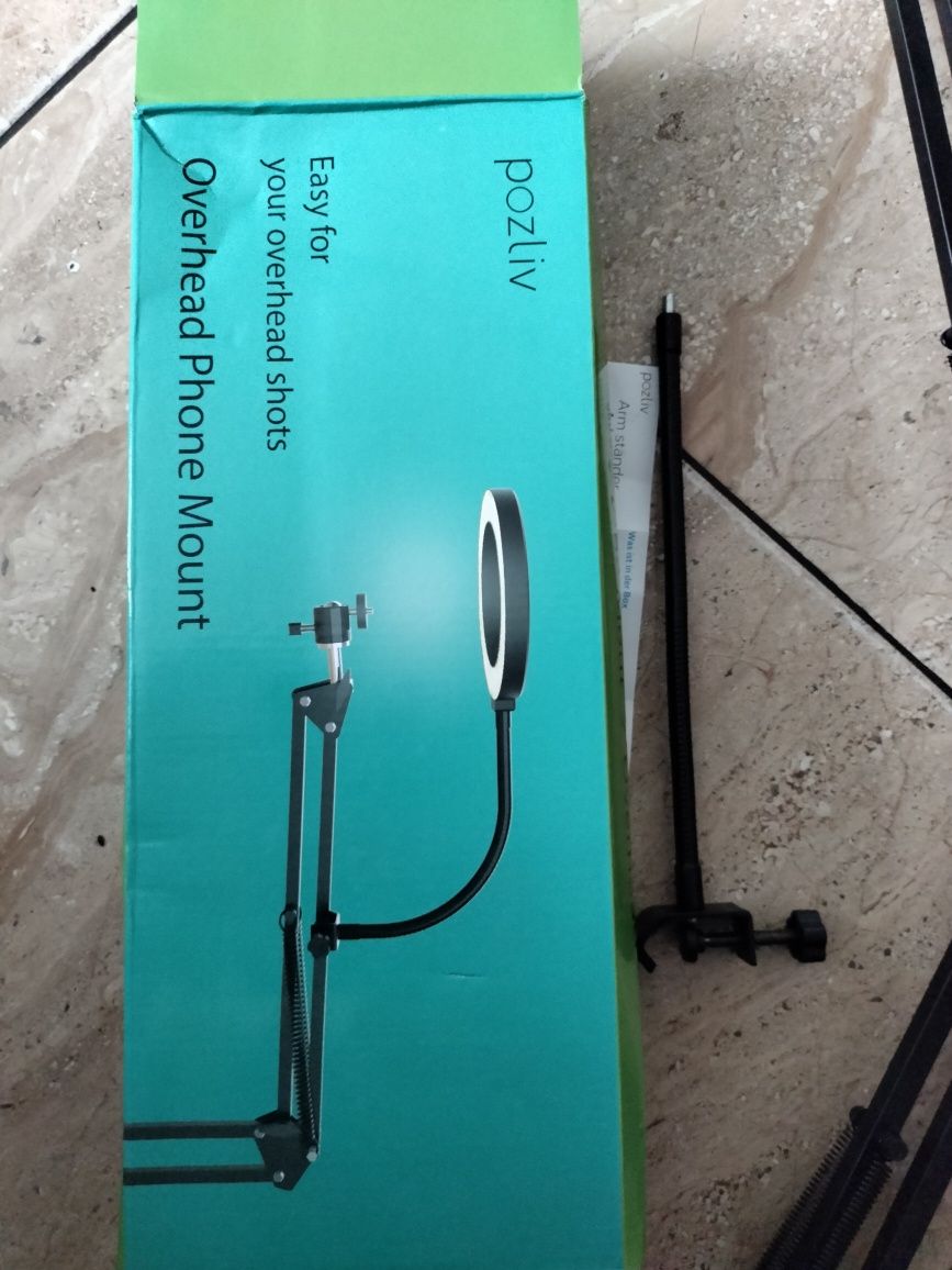 Stojak na telefon transmisje live z lampa