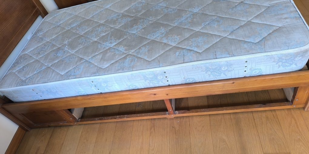 Cama + colchão + estrado + mesa de cabeceira