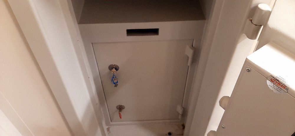 Sejf Sejfy Szafa Pancerna Szybas  Wrzutnia Broń Alarm