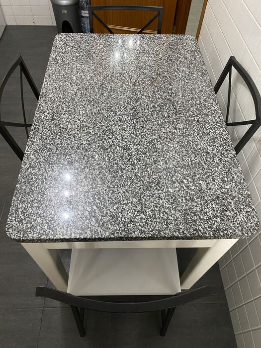 Mesa em mármore com cadeiras