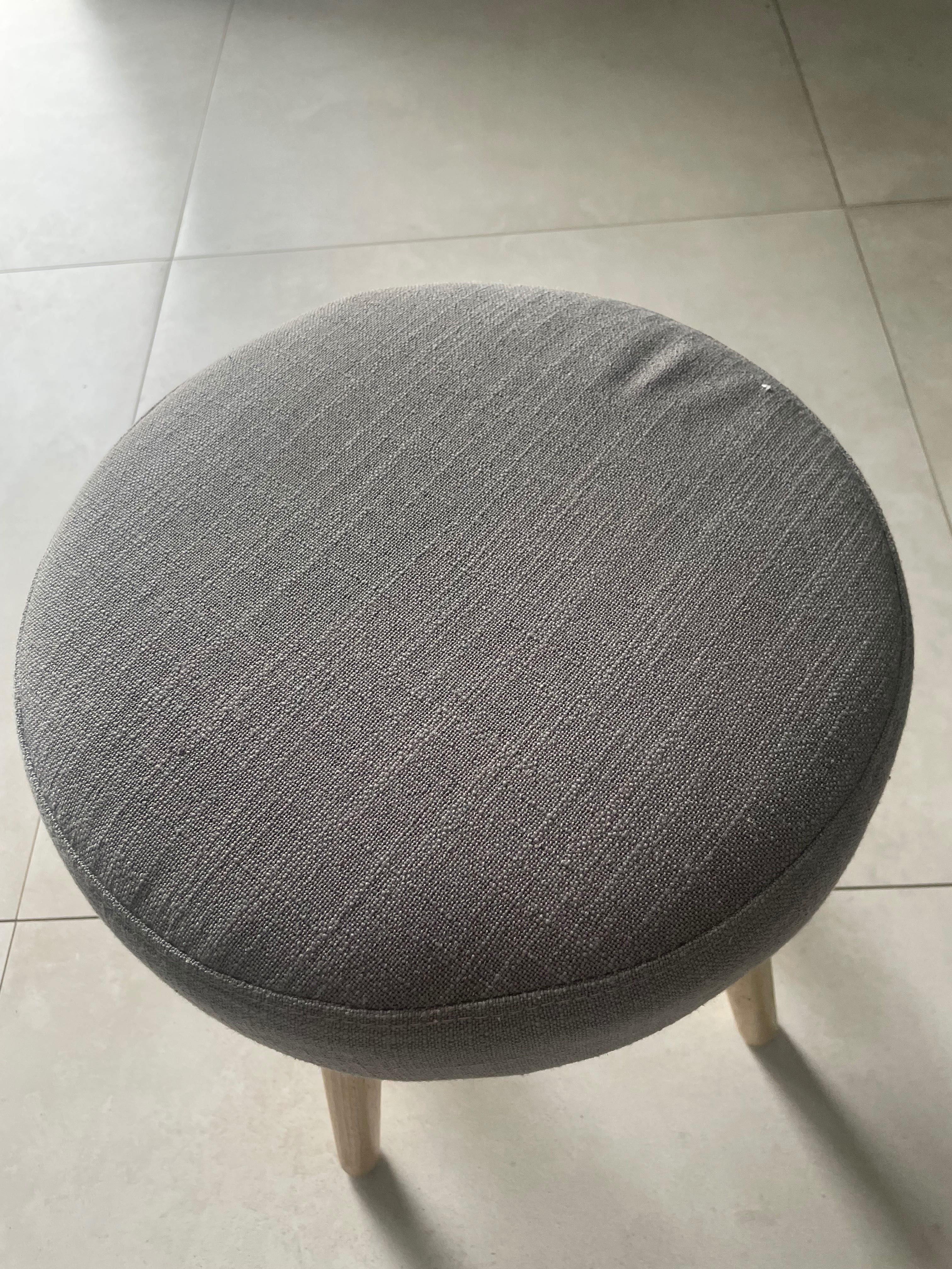 Banqueta com estofo cinzento, nova, altura cerca de 50 cm