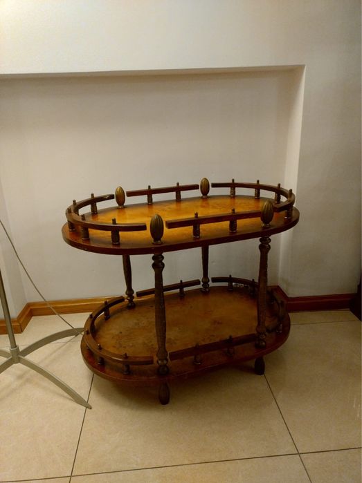 elegancki stylizowany barek na kółkach