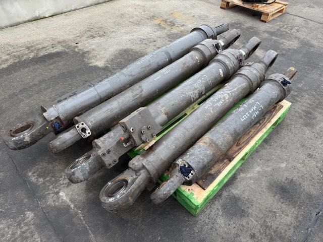 Siłownik hydrauliczny L 1700 MM do akerman