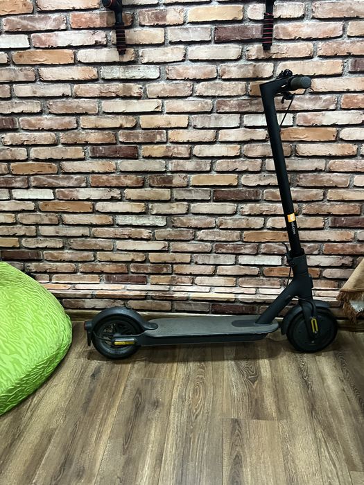 Електросамокат Mi Electric Scooter Essential.