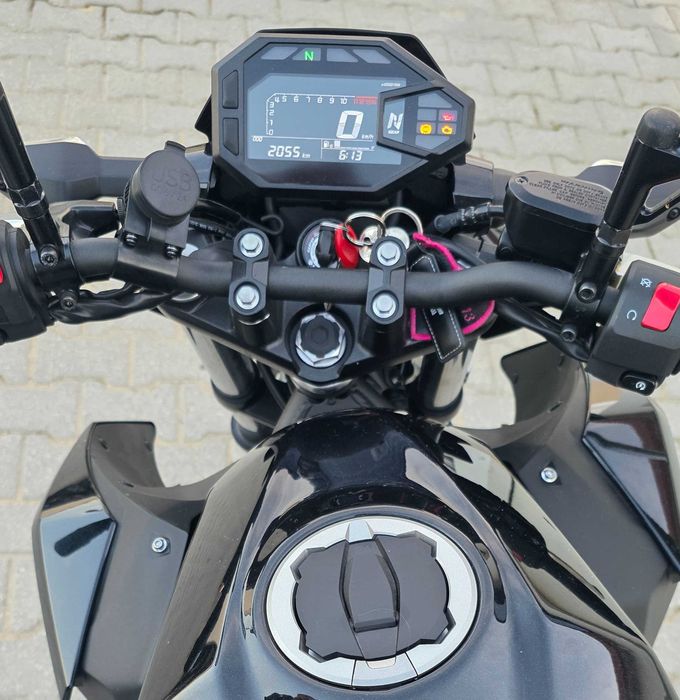 Kawasaki Z500, ano 2025, com 2000km