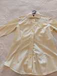 Camisa feminina da Sacoor riscas amarelas e brancas finas