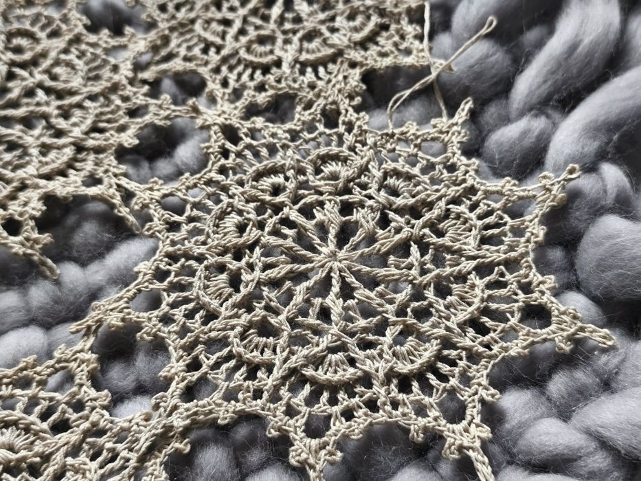 Beżowe śnieżynki gwiazdki na choinkę