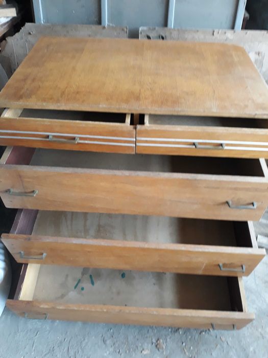 Комод світлого кольору