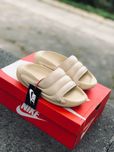 Женские шлепанцы Найк бежевые шлепки nike