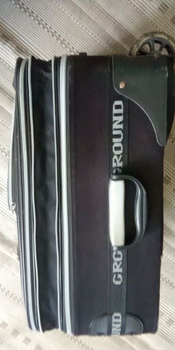 Дорожный чемодан с выдвижной ручкой ,на колесиках