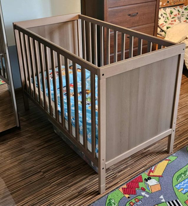 Łózeczko i komoda z przewijakiem Ikea Sundvik