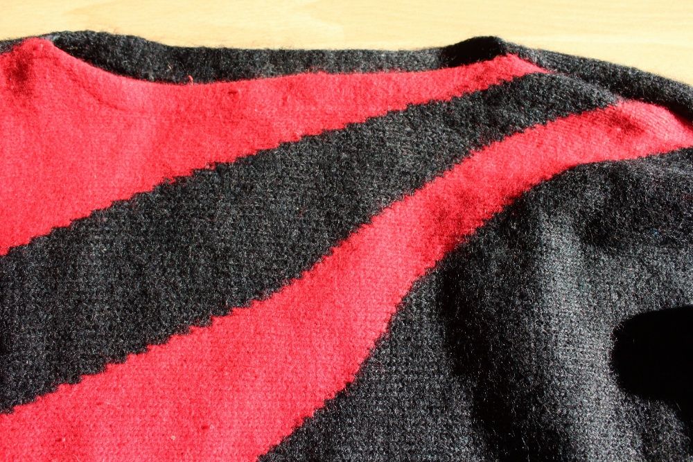 czarno-czerwony sweter moherowy