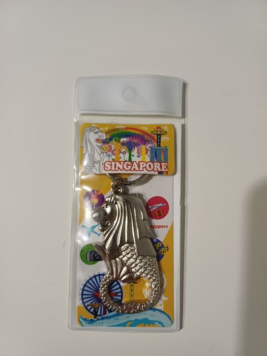 Brelok z otwieraczem. Singapur.
