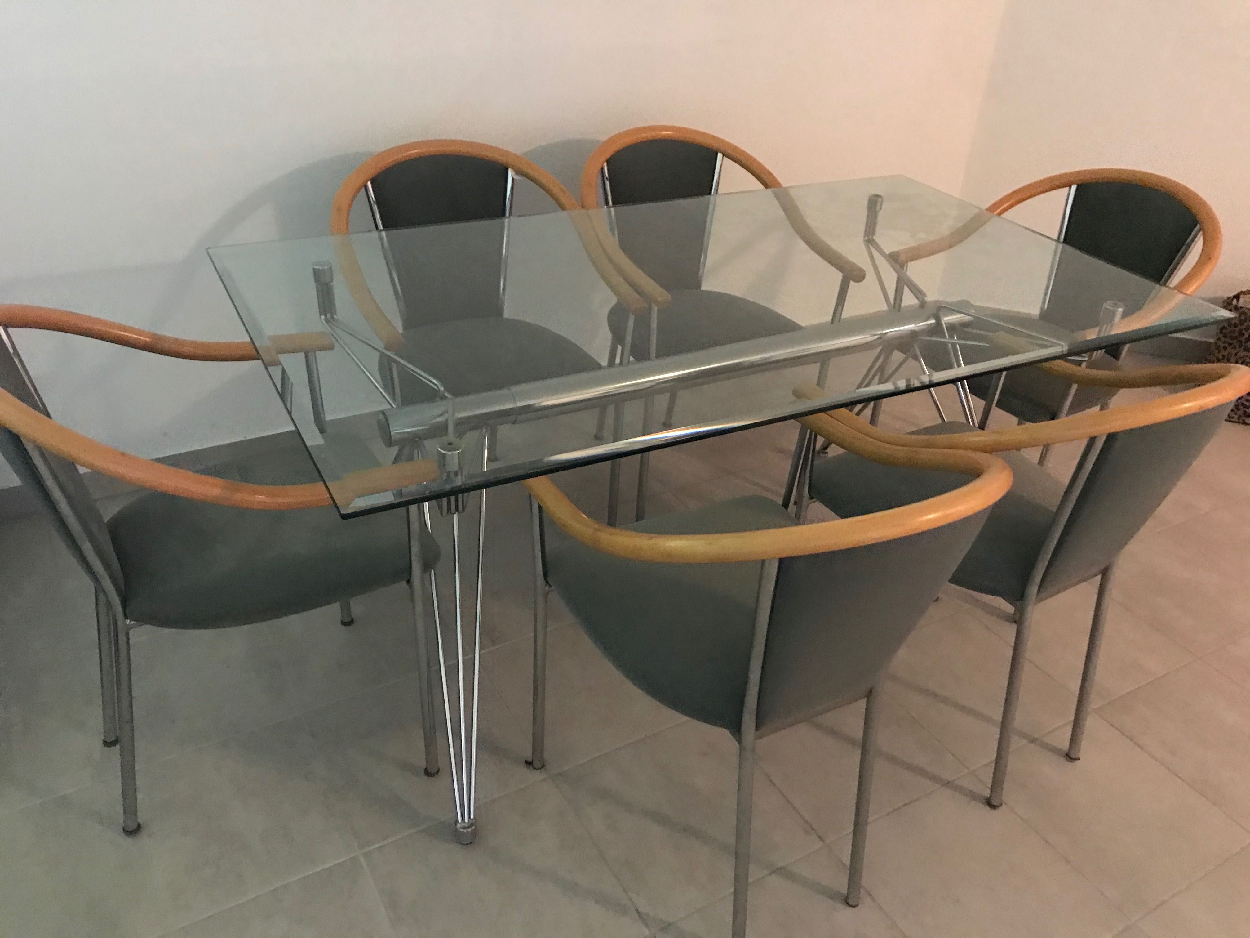 Szklany stół z krzesłami