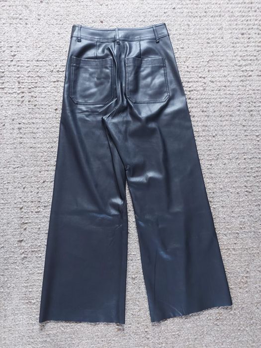Czarne lateksowe spodnie dzwony Zara XS/34