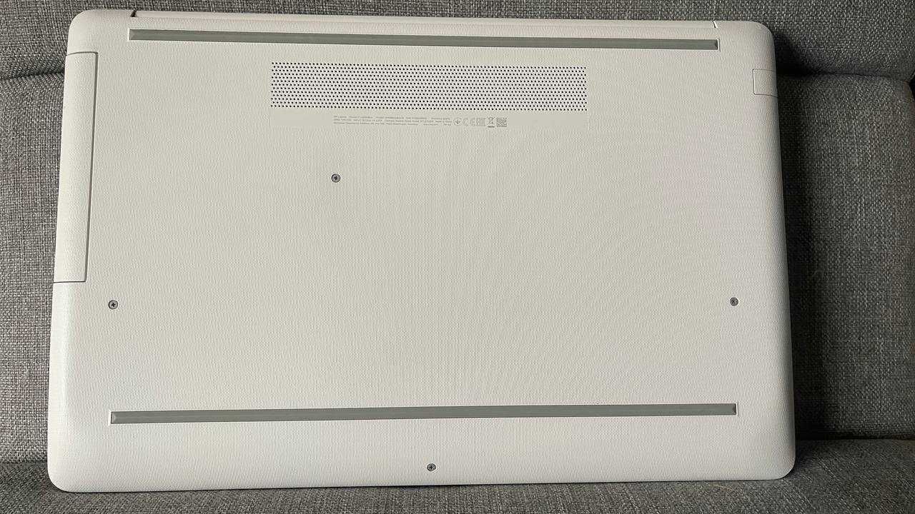 HP Laptop 17-ca0008no -– великий екран для роботи та навчання