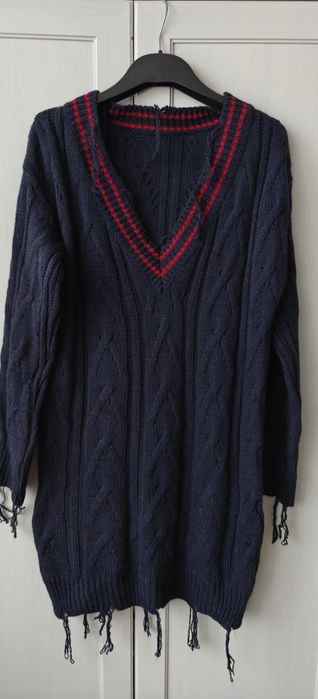 Sweter przedłużany z wełną z dekoltem