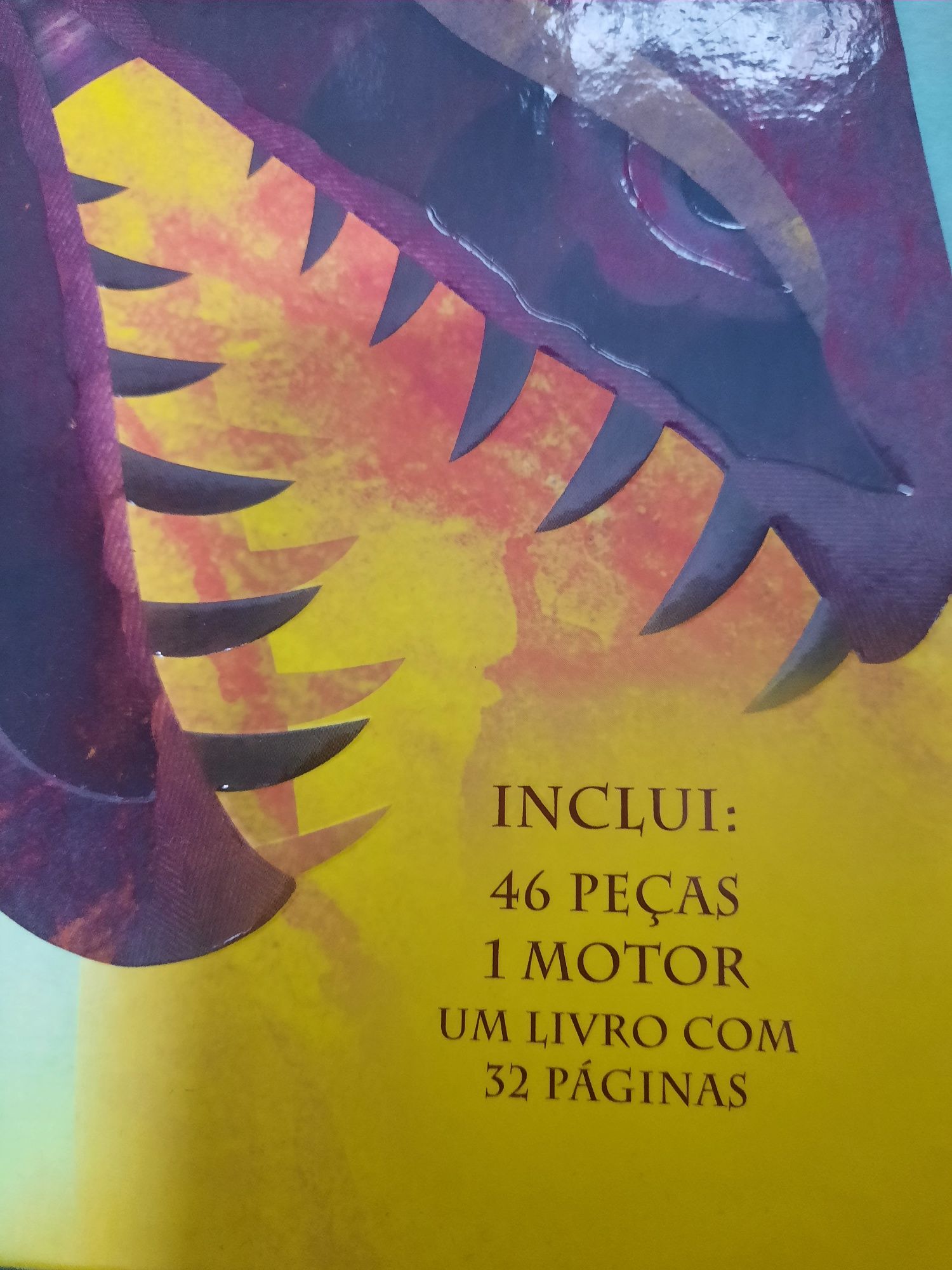 Livro com um dragāo de  46 peças para montar