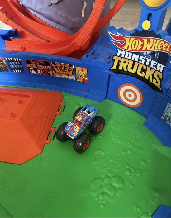 Duza baza hot wheels monster truck