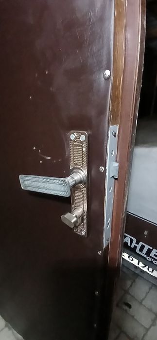 Продам вхідні двері бу в квартиру