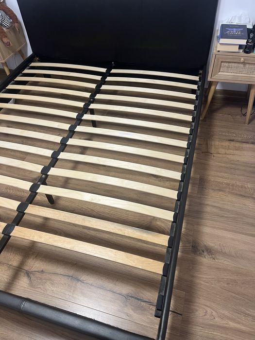 Rama łóżka , stary materac