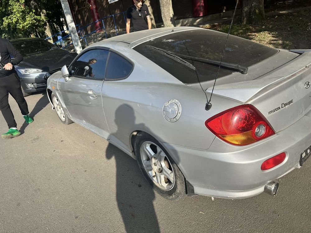 стекло Хюндай купе Hyundai coupe 05год