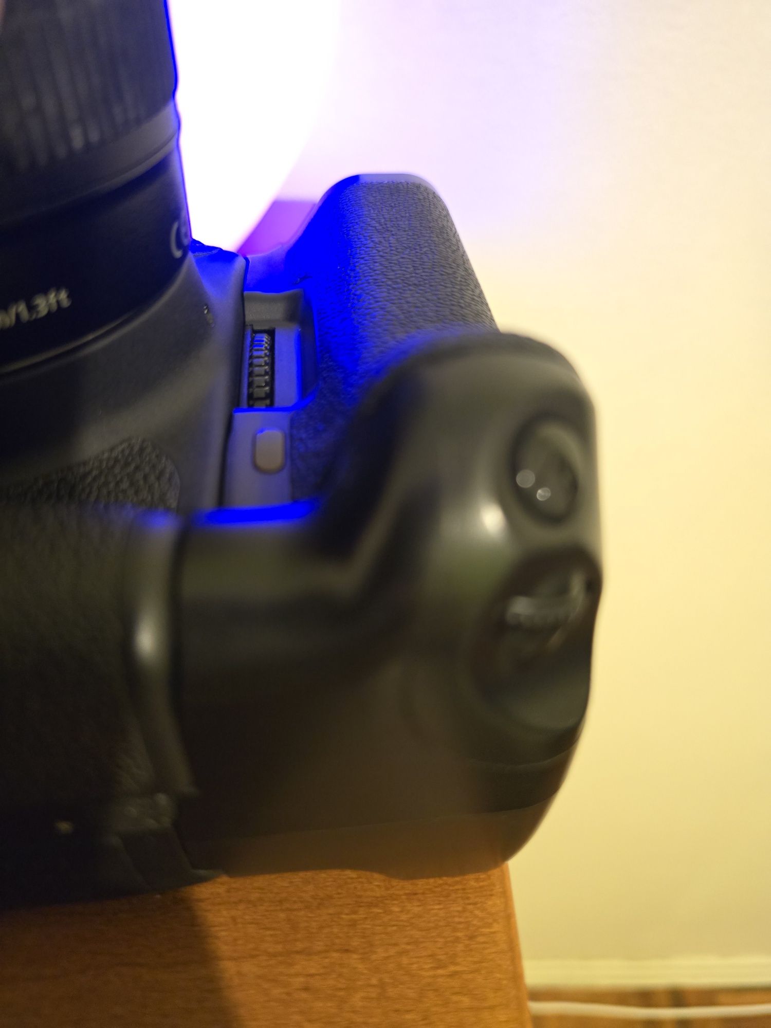 Canon EOS 700D + Lente 18-135mm + Grip + 3 baterias