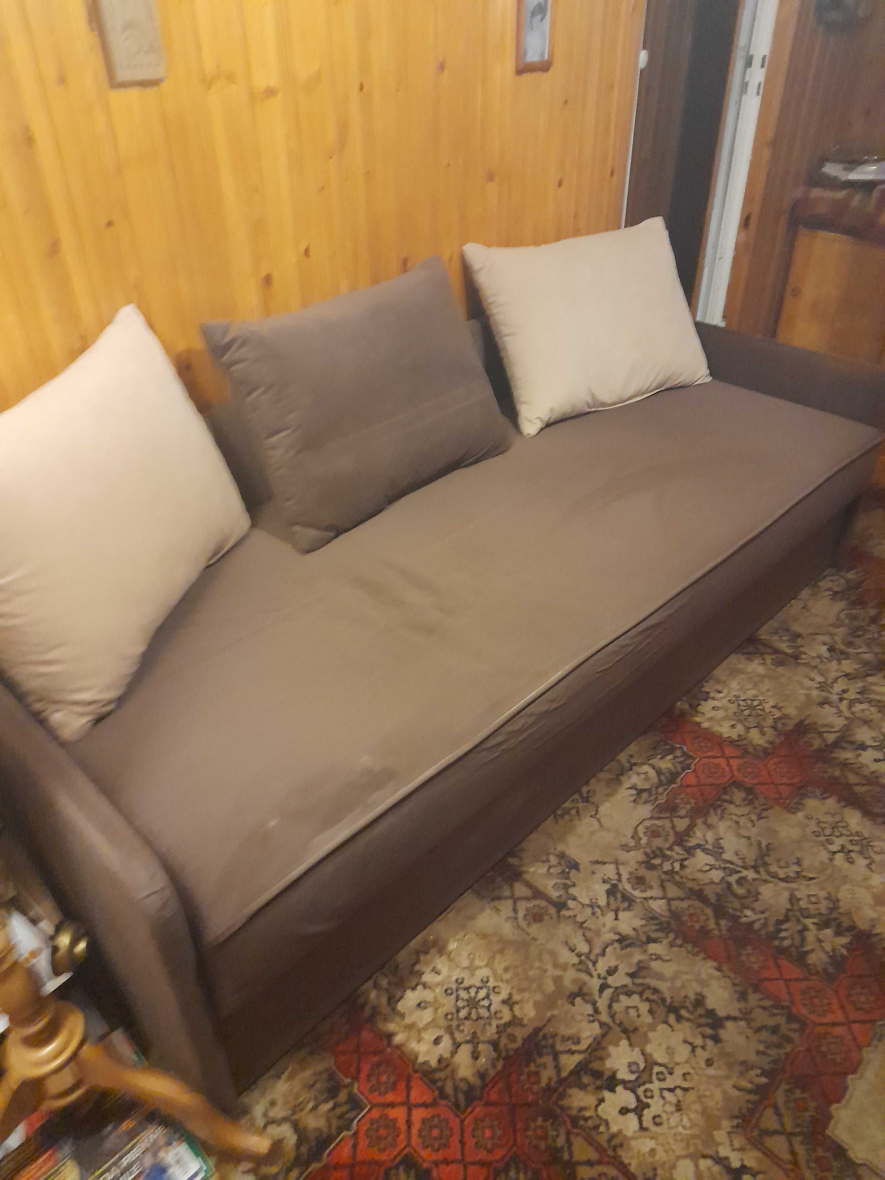Rozkładana kanapa ze schowkiem