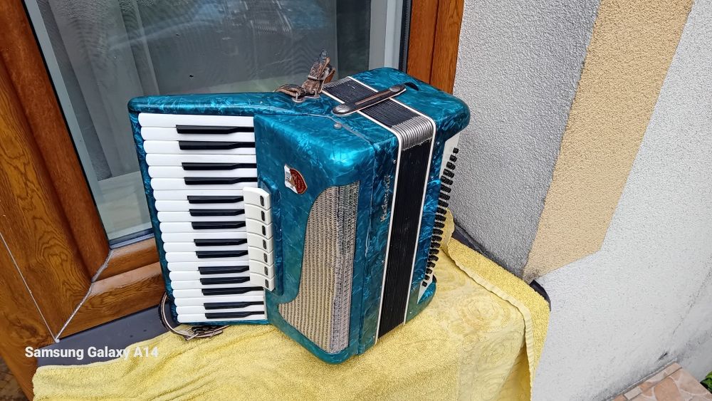 Akordeon victoria II 80 basów 3 chóry
