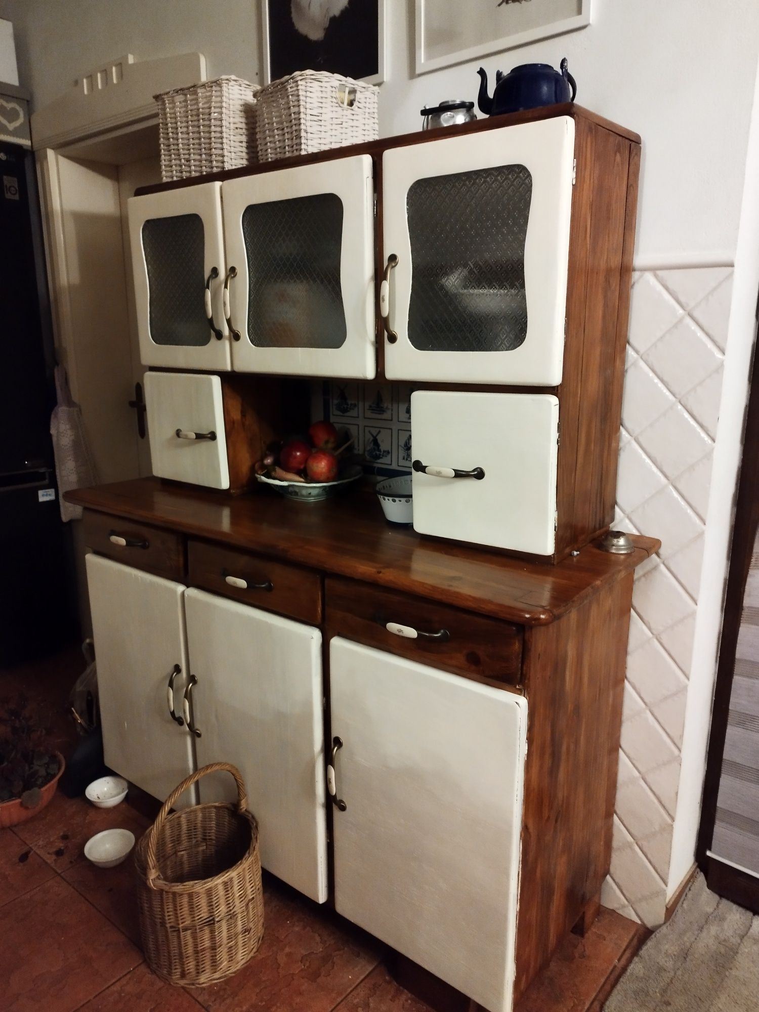 Kredens z lat 50 tych.