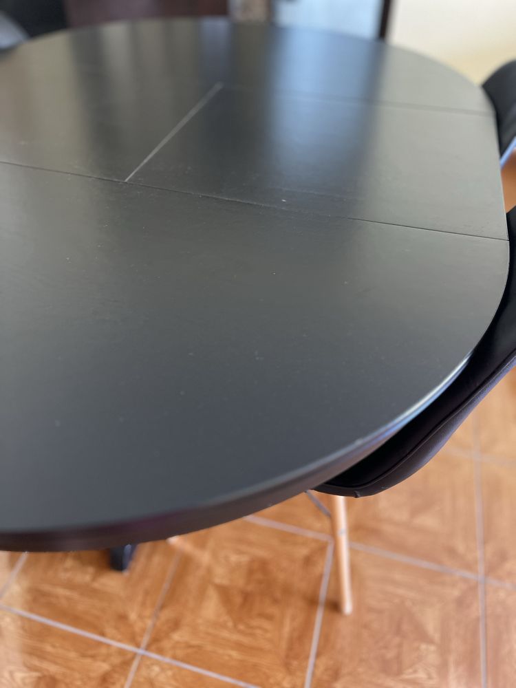 Mesa Preta com Cadeiras