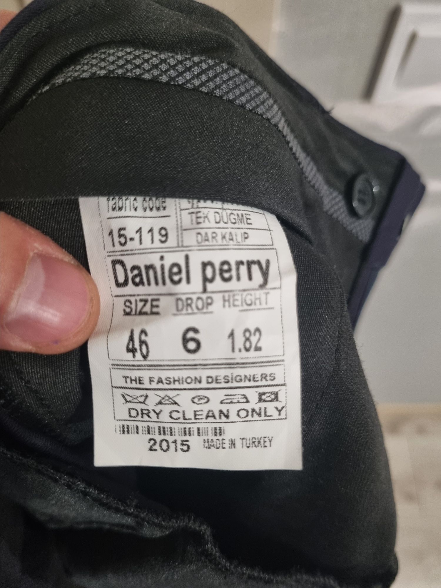 Продам костюм класичний Daniel Perry