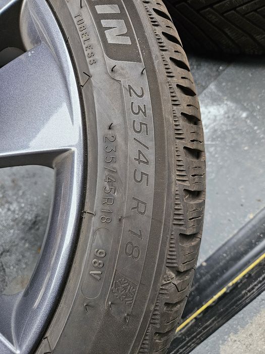 Koła zimowe 235/45r18  Skoda Superb III Felgi oryginalne opony Micheli