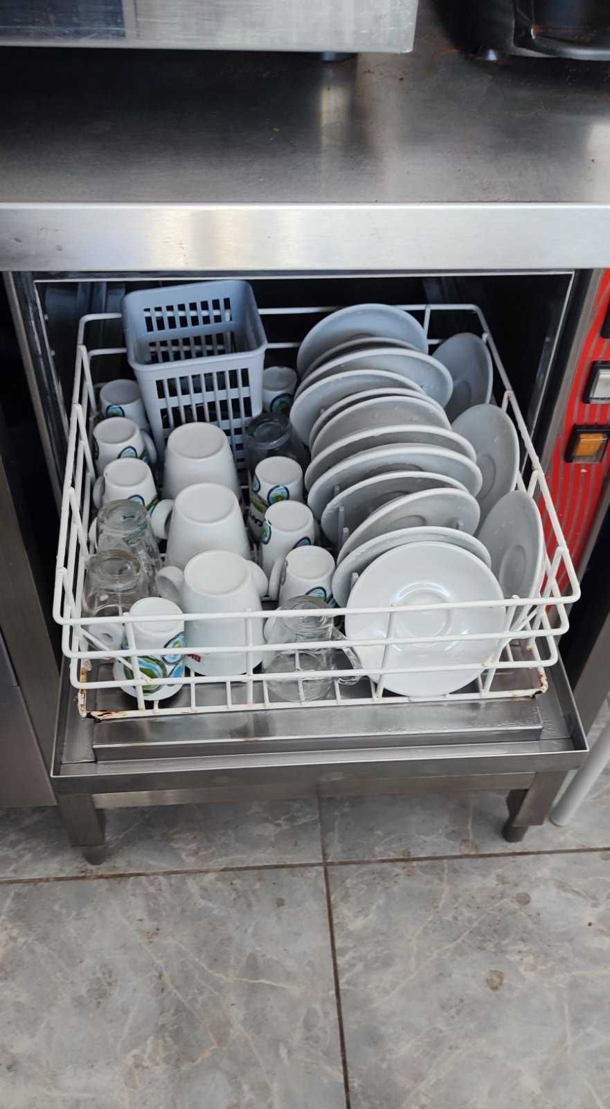 Máquina de lavar louça e copos industrial. INOX