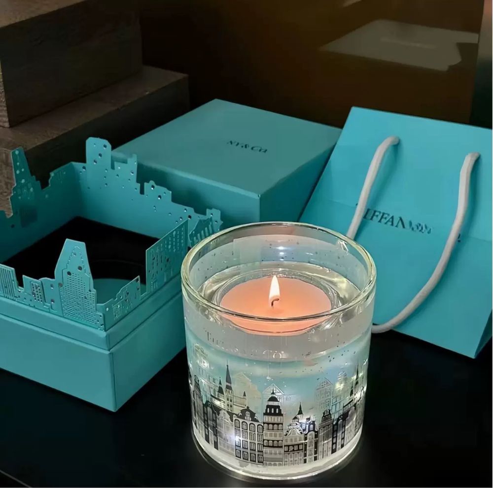 Свічка подарункова Tiffany & Co з ароматом кедра. Міський пейзаж