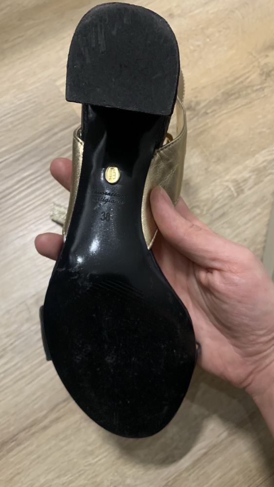 Eleganckie sandalki czarno-złote 38