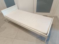 Drewniane łóżko Ikea Sniglar, 160x70, białe, z materacem