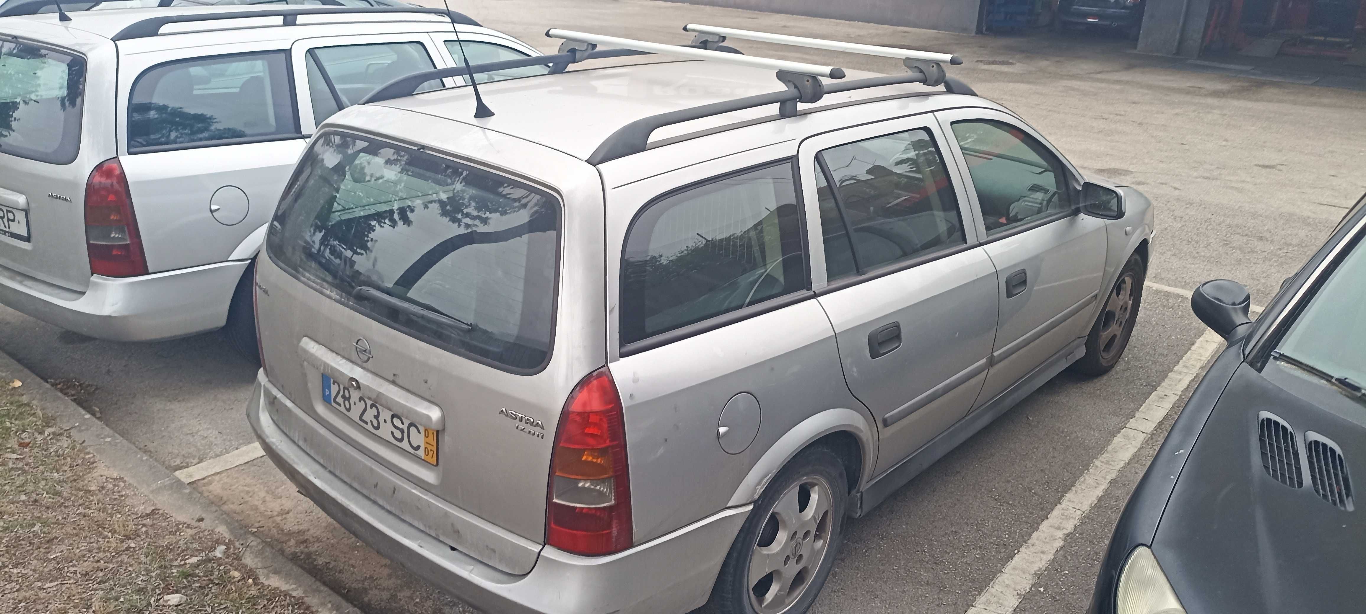 Opel Astra / motor parcialmente desmontado