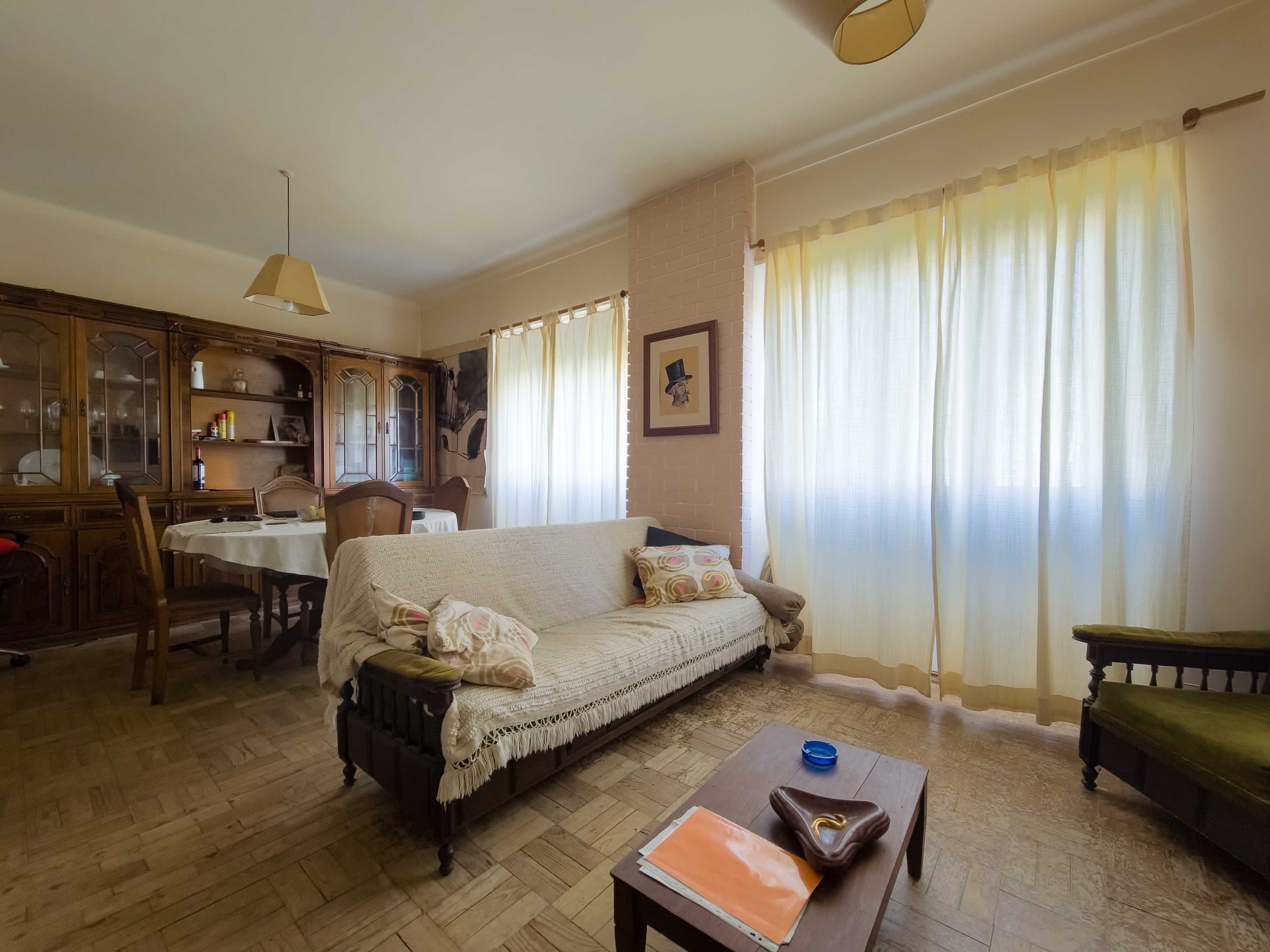 300€- Quarto grande , no Centro de leiria