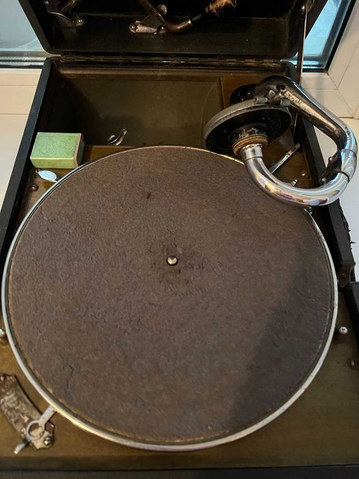 Продам немецкий патифон-пластинки,набор иголок