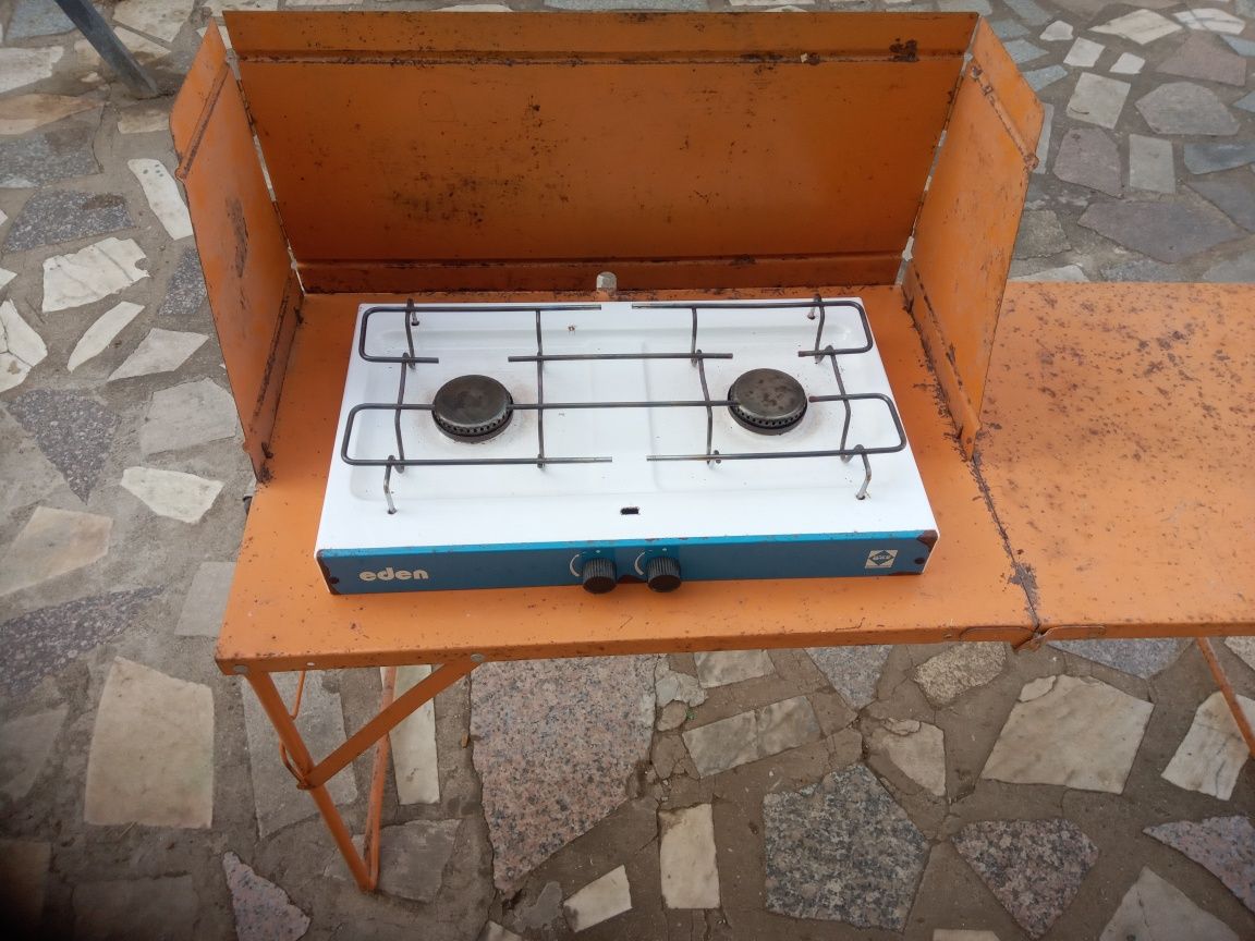 Mesa e fogão a gás