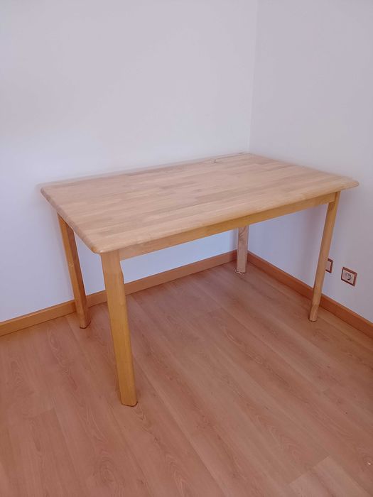 Mesa de madeira para cozinha em pinho mel