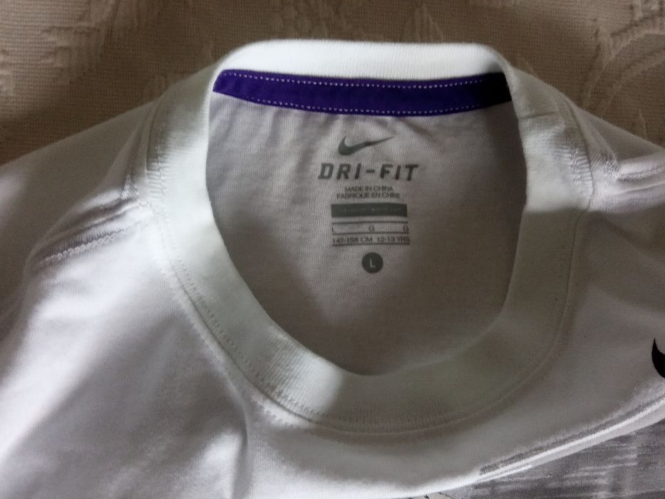 T-Shirt/Nike/Dri-Fit/Tamanho 12-13 anos